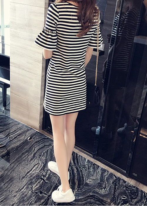 Đầm body xuông phối sọc đen ống tay bèo loe