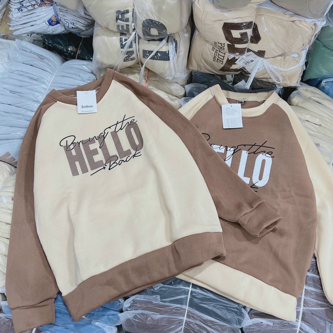 Áo Khoác Hoodie &amp; Sweater Nam Nữ Họa Tiết Chữ HELLO Chất Nỉ Ngoại Mềm Mịn Phong Cách Thời Trang Hàn, áo sweater phối tay ráp lăng chữ hello, Áo sweater nữ cổ tròn, áo hoodie nỉ form rộng phong cách ulzzang Hàn Quốc