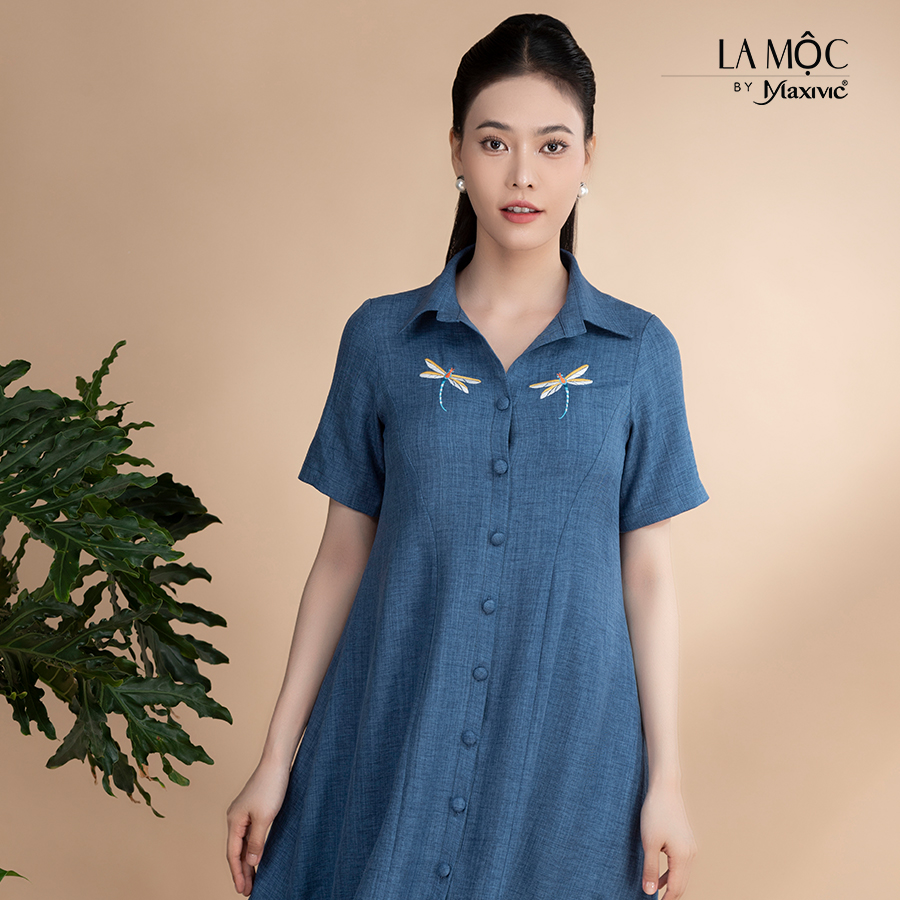 Đầm xô lụa xanh jeans thêu hoa, cổ sơmi La Mộc - LM022423N