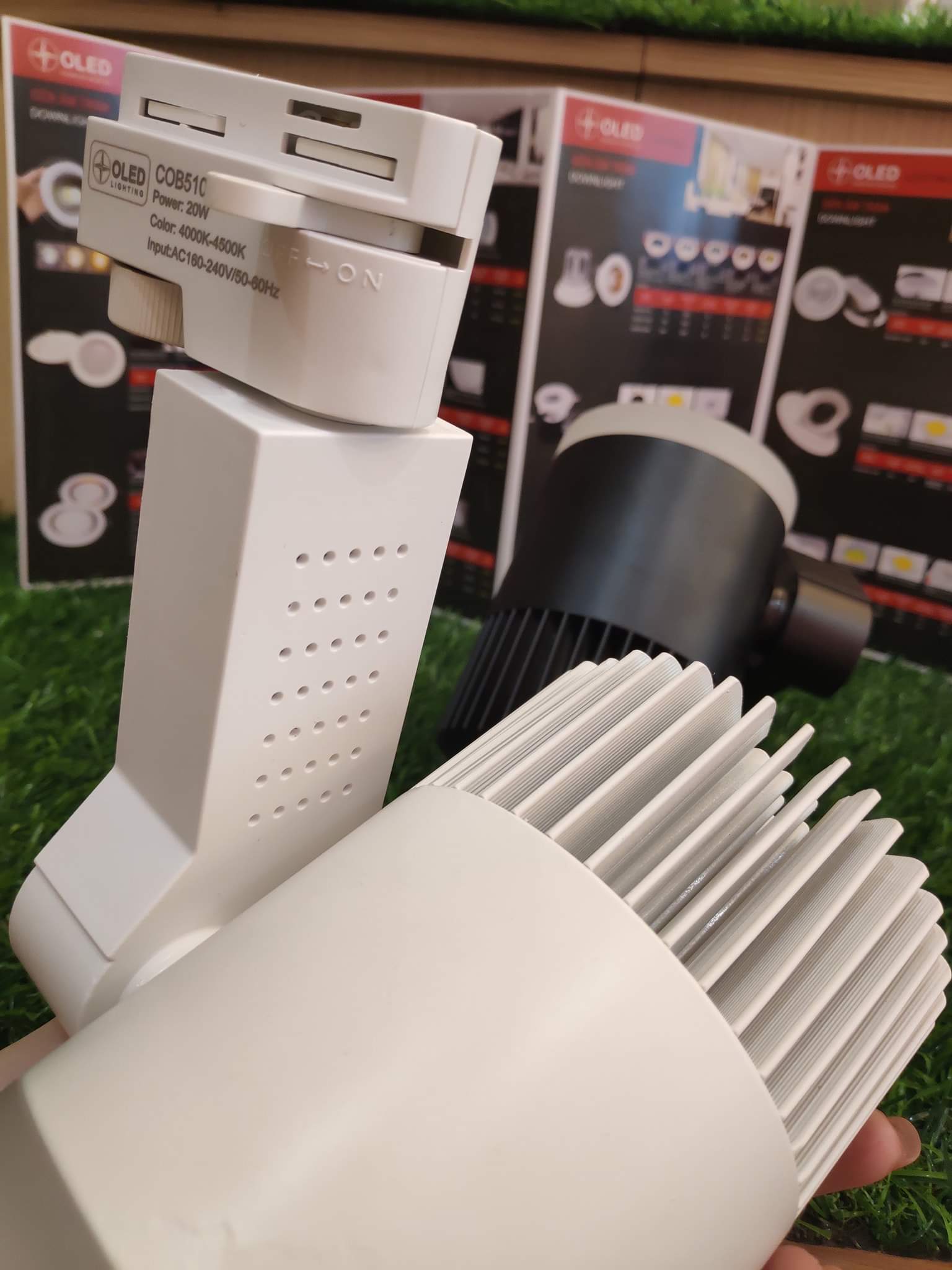 Đèn rọi ray tản nhiệt nhôm 12w/20w dùng trang trí shop quần áo, showroom.