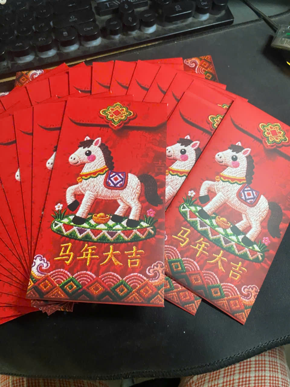 Set Lì Xì Ngựa Thổ Cẩm Giả Thêu In Bìa Đẹp, Bao lì xì Tết Bính Ngọ 2026, Loại Dày Sắc Nét