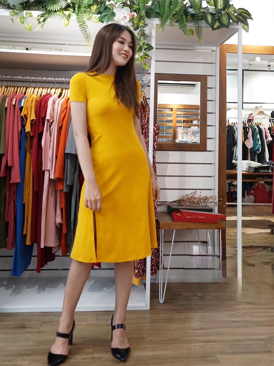 F733 Đầm suông chữ A rộng cổ tròn tay ngắn, xẻ đùi
