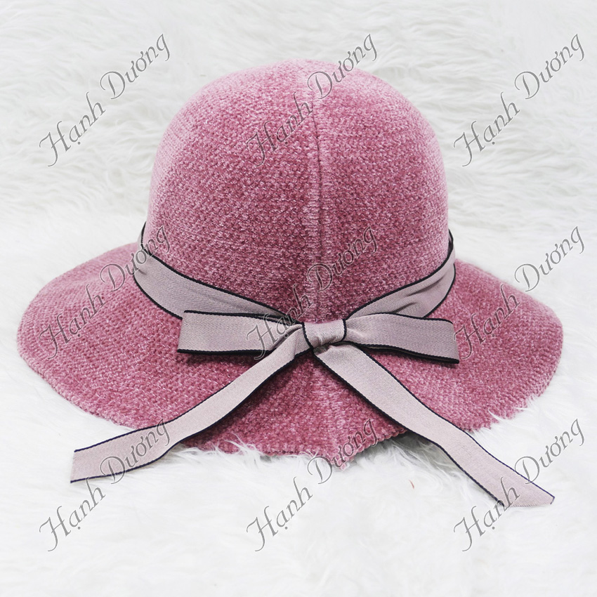 Nón vành rộng vải nhung vành gợn sóng, gắn nơ có chữ M, vành rộng 8 cm, có dây rút size bên trong nón