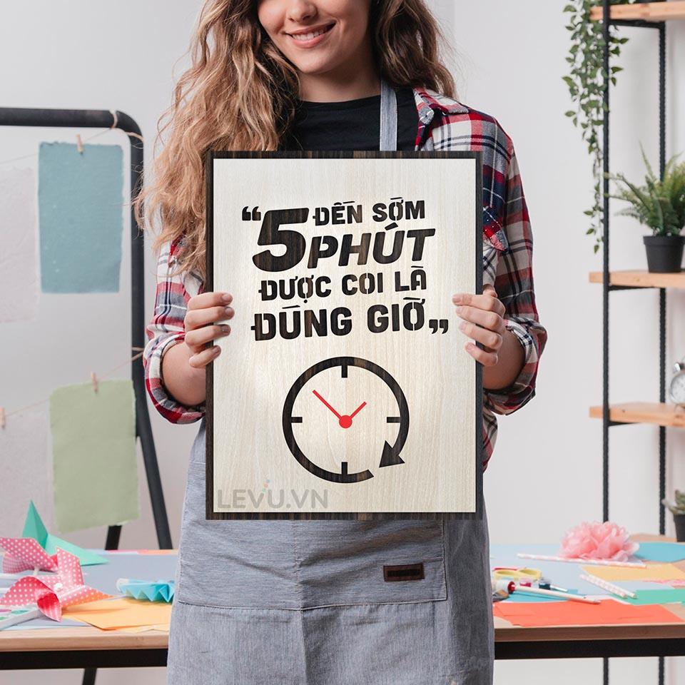 Tranh tạo động lực Gỗ LEVU LV057 slogan "Đến sớm 5 phút được coi là đúng giờ"