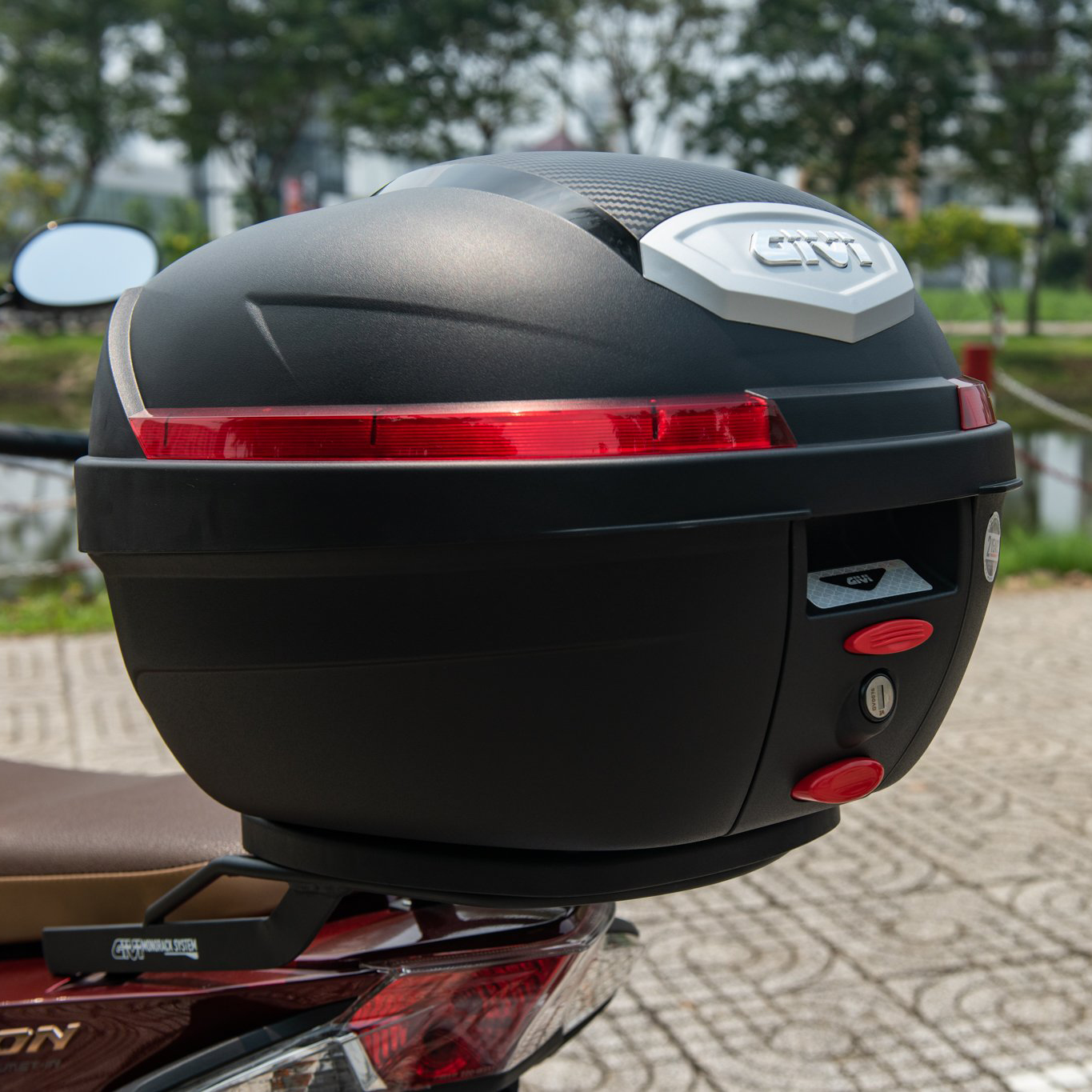 Thùng Givi B270N - 27 Lít (Kèm Ốc + Đế lắp đặt), phù hợp cho xe Honda, Yamaha, Suzuki,..