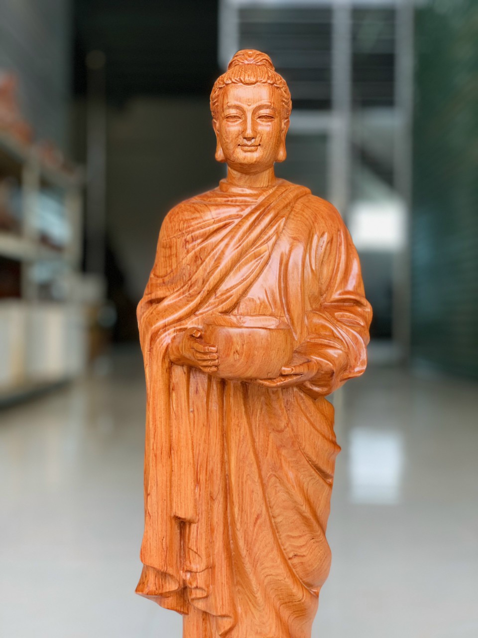 Tượng phật thích ca khất thực bằng gỗ hương đá cao 60cm