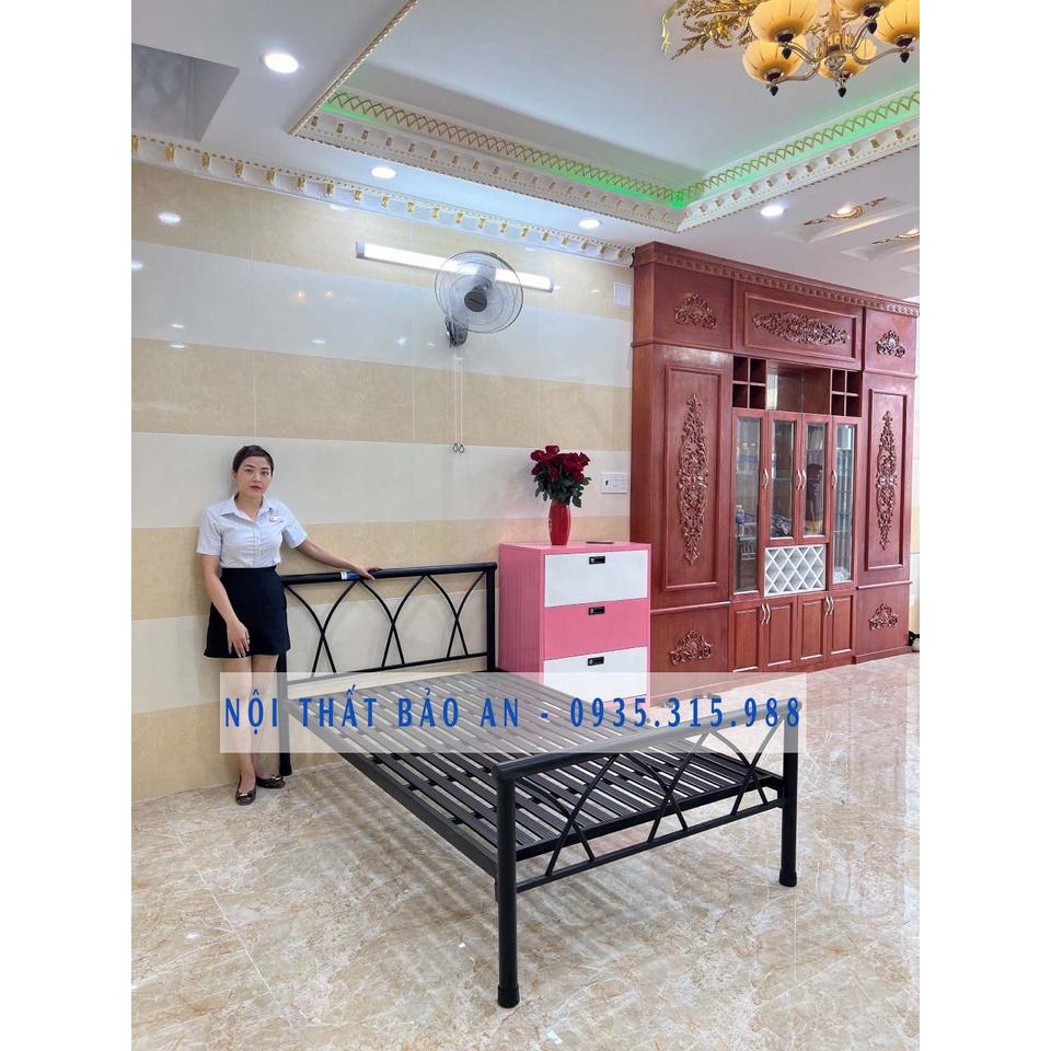 Giường sắt mỹ nghệ đan chéo 1m2x2m, tháo lắp dễ dàng