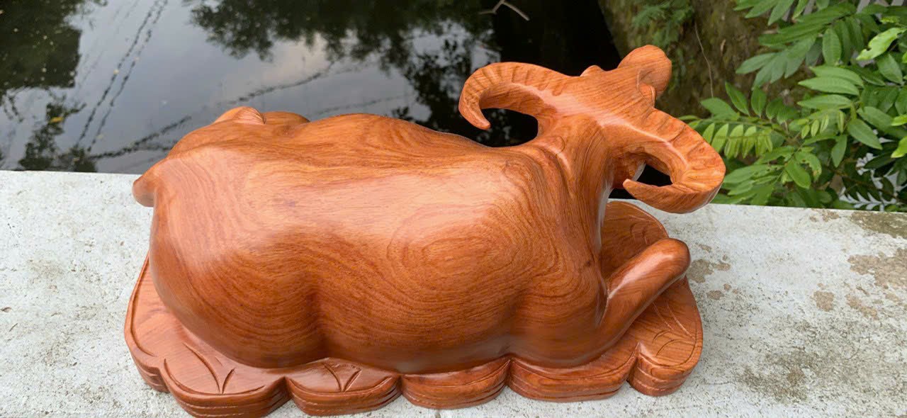 Tượng con trâu phong thủy gỗ hương đá kt 40cm