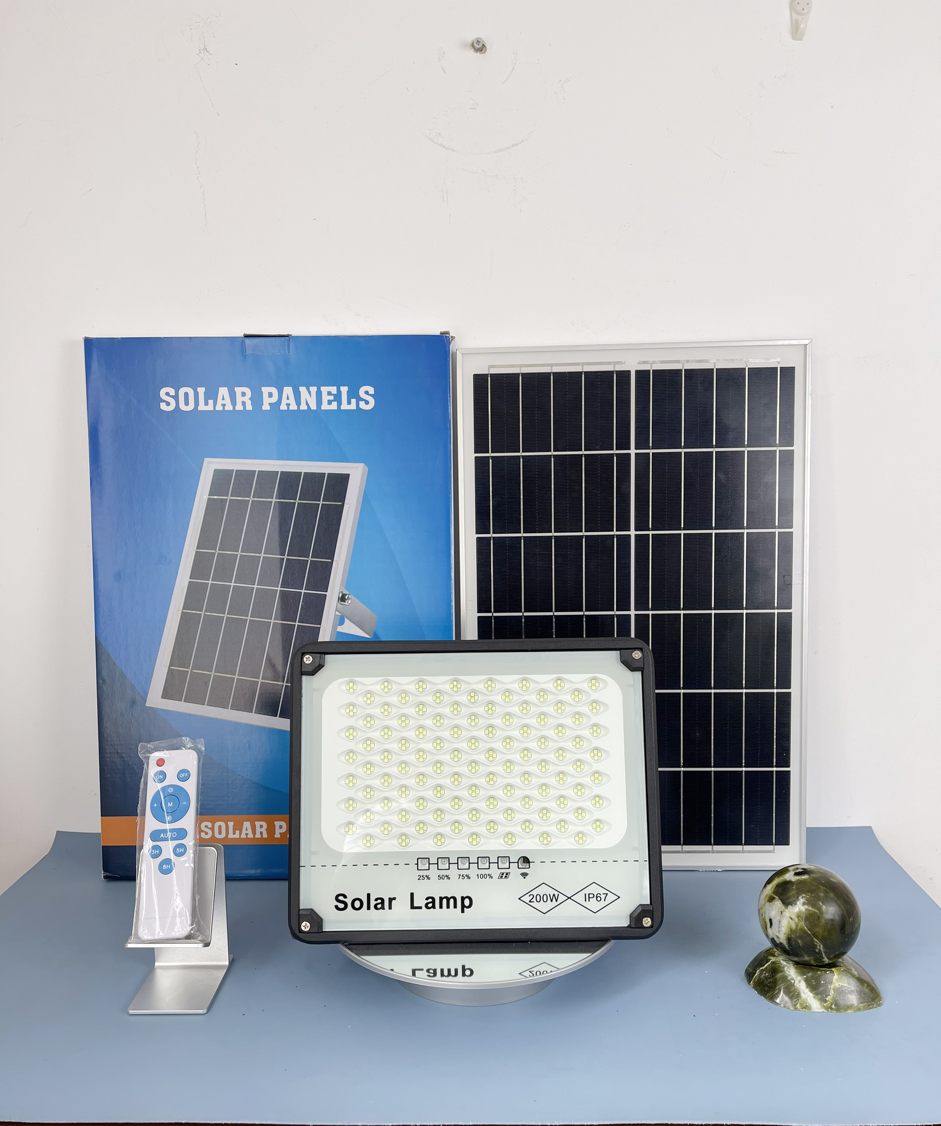 Đèn năng lượng mặt trời 200W, Chống chói mắt, Đèn Led NLMT, Vỏ nhôm, Tấm pin rời, Ánh sáng trắng, Báo pin ngoài, Kiểu Led mới