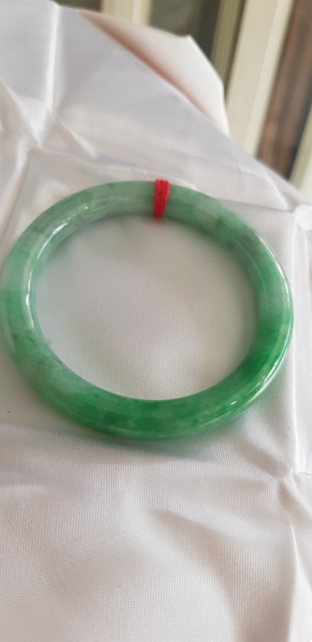 Vòng Cẩm Thạch tự nhiên mới Đậu Lý Sao 53mm x chột 8mm cao cấp sịn bóng đẹp màu xanh đậu lý tươi sáng bông trắng xanh nhẹ đẹp bóng nữ 52kg - 60kg đeo rất đẹp sang tay món quà tặng Mẹ , tặng vợ người phụ nữ yêu quý may mắn ý nghĩa ạ