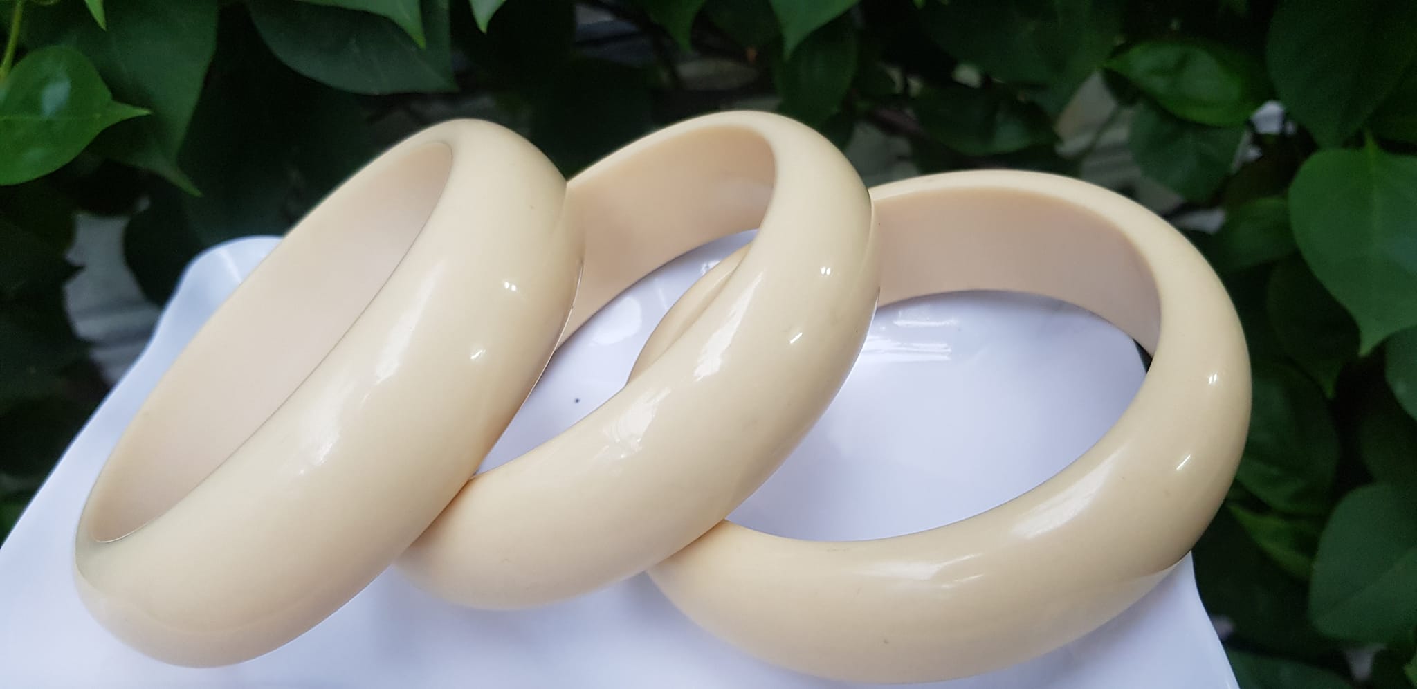 Vòng Tay Nam Giả Ngà hay gọi Xương Mỹ Nghệ Ni to 72mm x cao 22mm x dầy 10mm Nam tay tròn đeo tầm 80kg - 90kg hơn đeo ạ