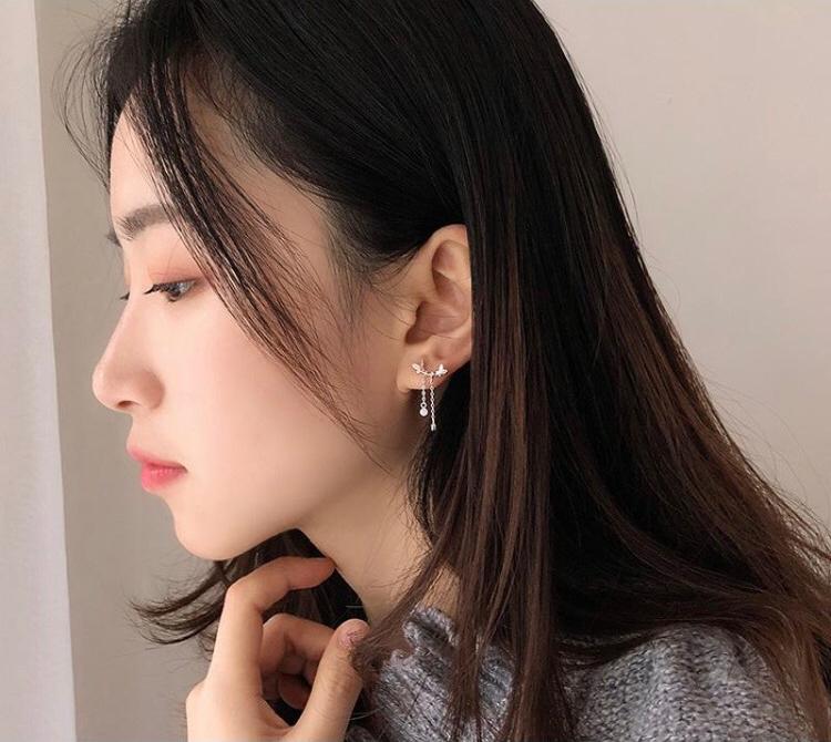 Bông tai bướm xinh - vành tai tone trắng.