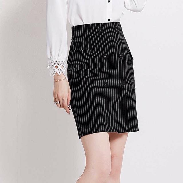 Chân váy bút chì kẻ sọc đính cúc thời trang
