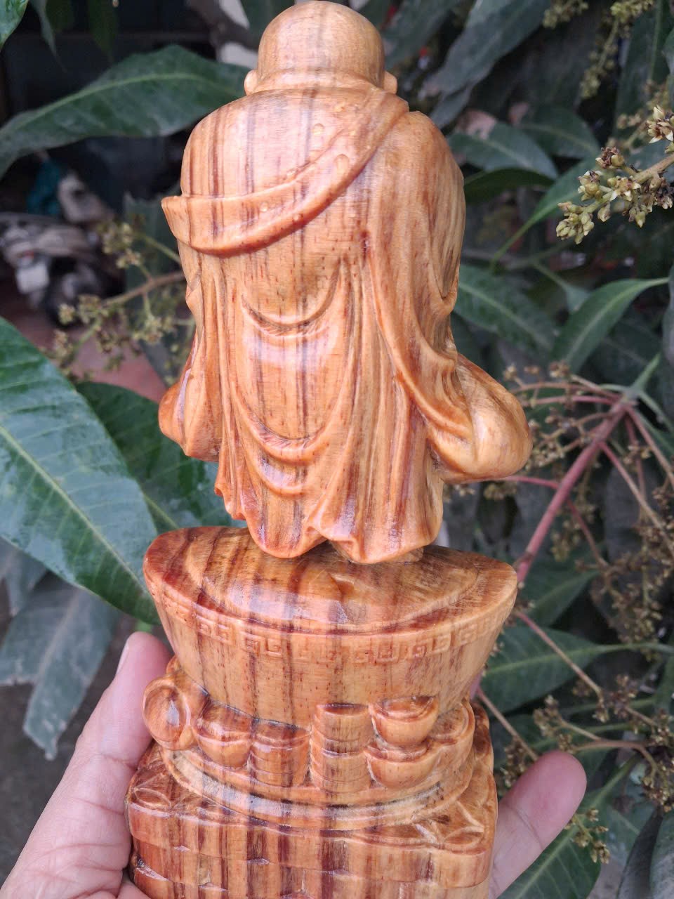 Tượng phật di lặc chúc phúc bằng gỗ huyết long cao 20x8x6cm