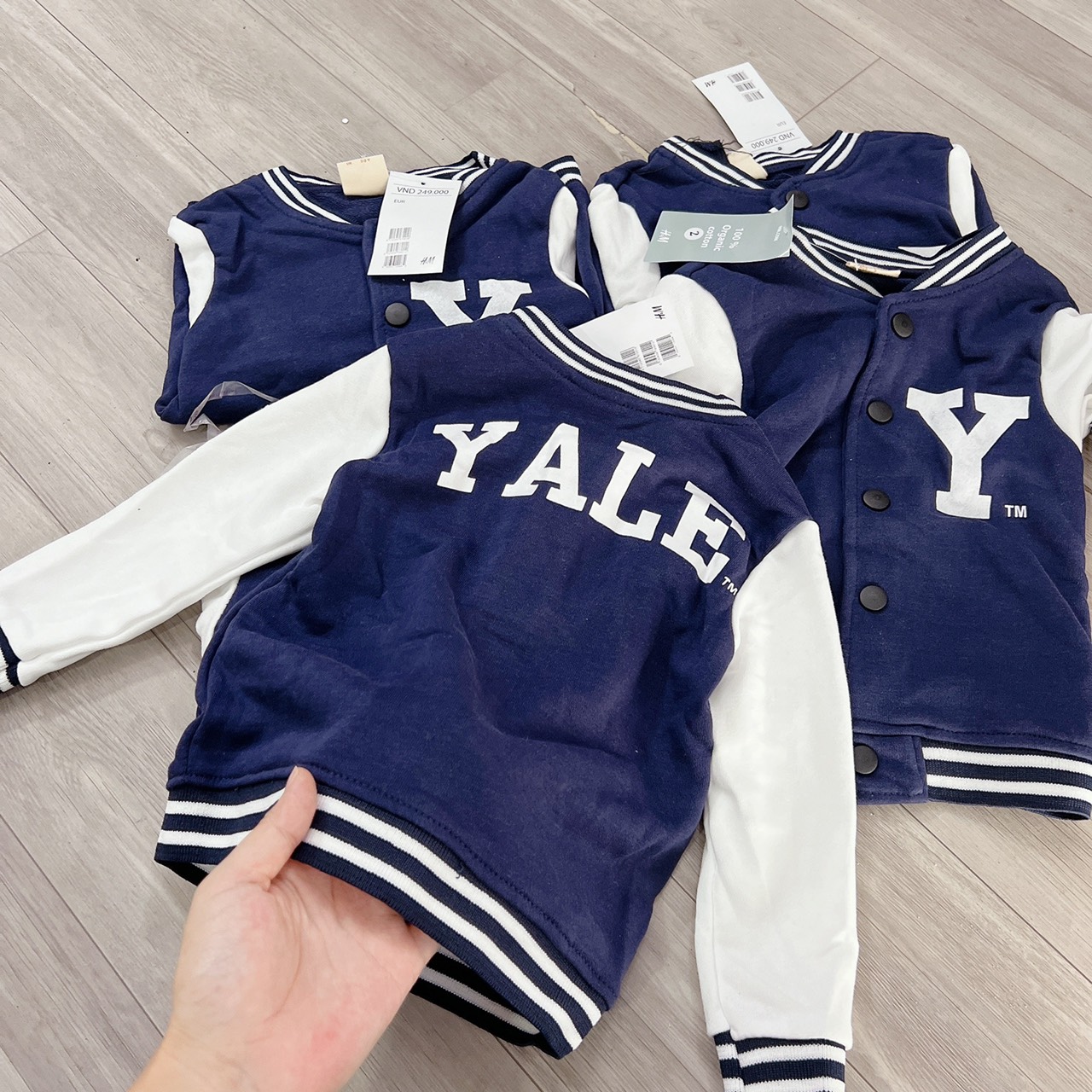 ÁO KHOÁC BOMBER PHỐI TAY BO VIỀN CHỮ YALE CHO BÉ AKN082