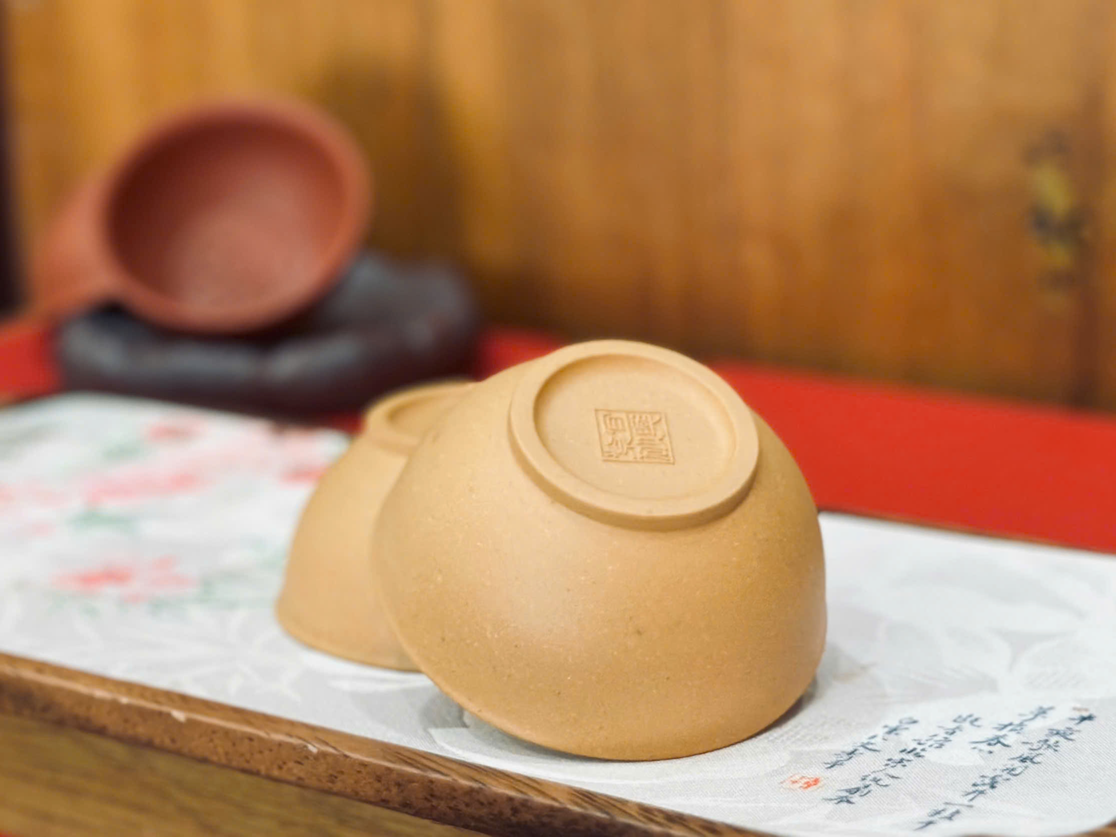 CHÉN TỬ SA KHẮC NỔI HOA SEN DƯỚI ĐÁY - DUNG TÍCH 45 ML - YIXING CUP