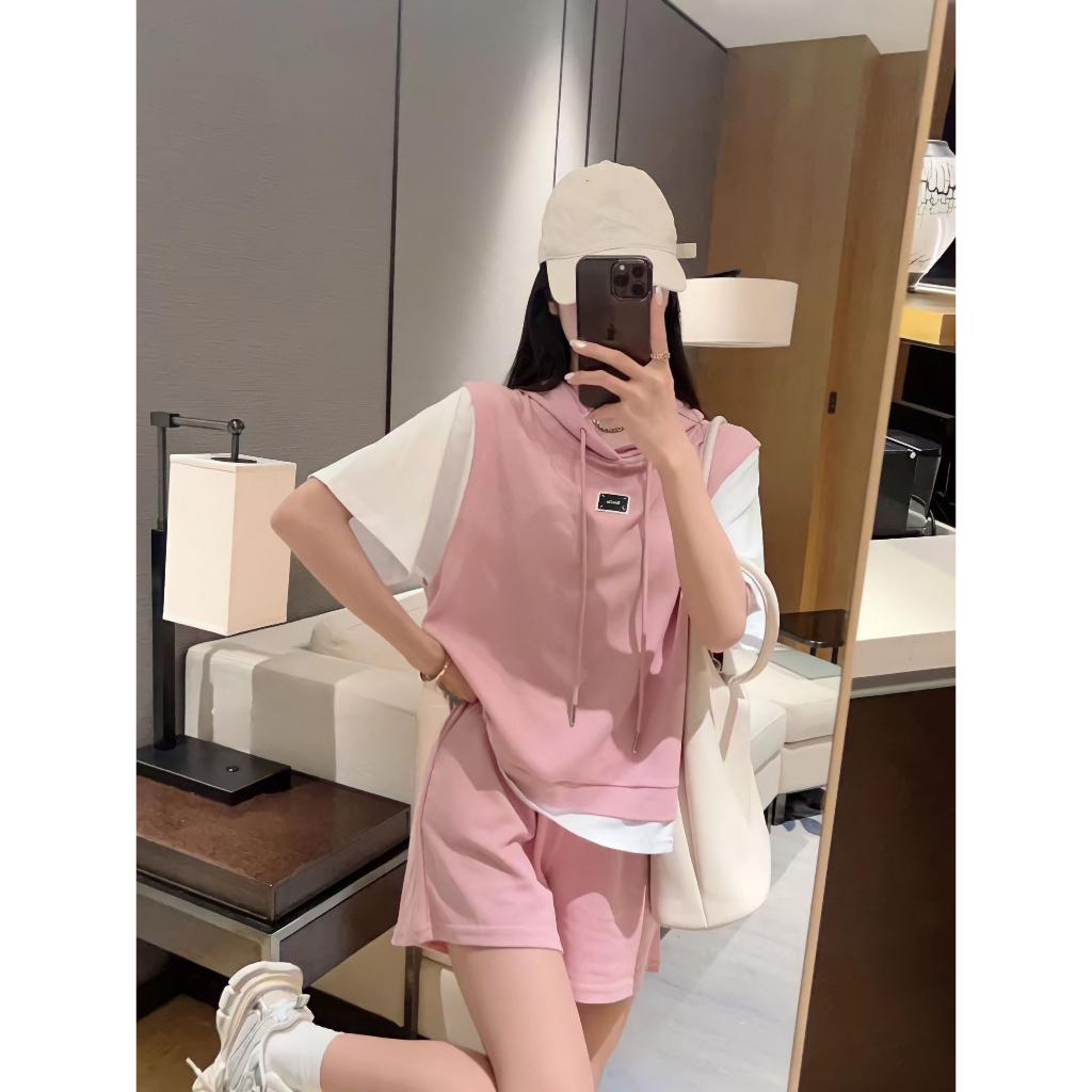 Bộ Áo Thun Layer Kèm Mũ Logo Ngực Kèm Quần Short Hồng