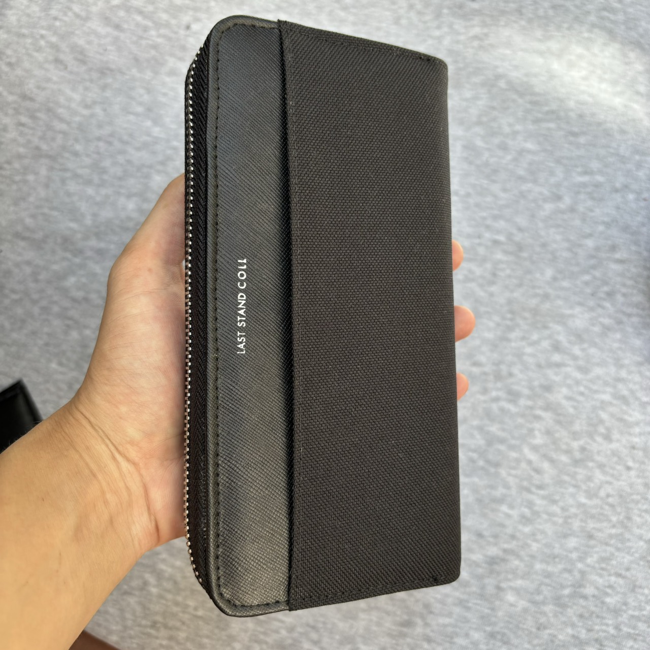 VÍ DÀI CẦM TAY NAM NỮ GANDALF CHẤT LIỆU DA SAFFIANO VÀ POLYESTER CANVAS