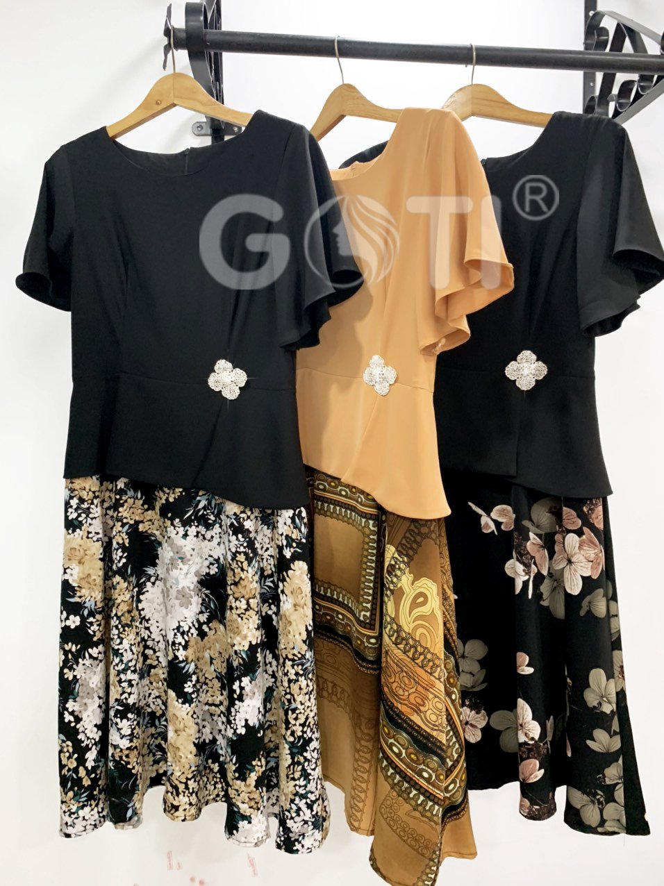 GOTI - Đầm Trung Niên BigSize Dáng Dài Kiểu Đầm Dự Tiệc Trung Niên Dáng Xòe Phối Phụ Kiện Cho Mẹ U40 U50 3330