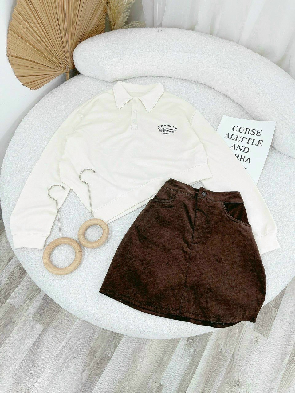 SET ĐẦM ÁO THUN RỘNG TÀ NHỌN SUÔNG TRƠN CỔ SƠ MI TAY DÀI + CHÂN VÁY NGẮN CHỮ A SUÔNG NÂU DẠO PHỐ DỰ TIỆC