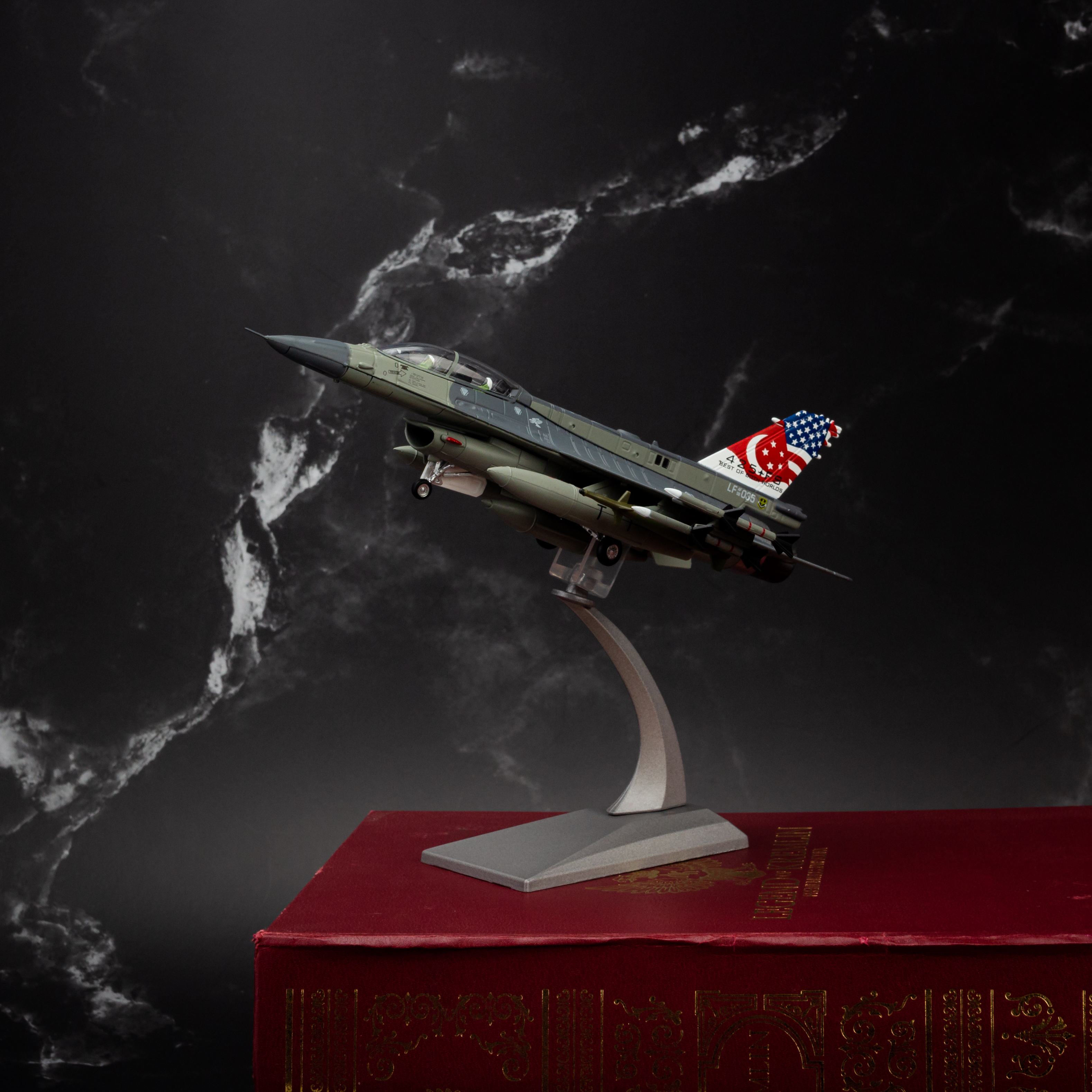 Mô hình máy bay chiến đấu F16D US Air Force 1:100