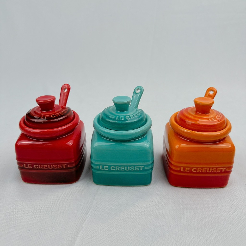 Bộ Hũ Đựng Gia Vị Le Creuset 3 Hũ Kèm Khay Và Thìa, Gốm Sứ Cao Cấp Pháp