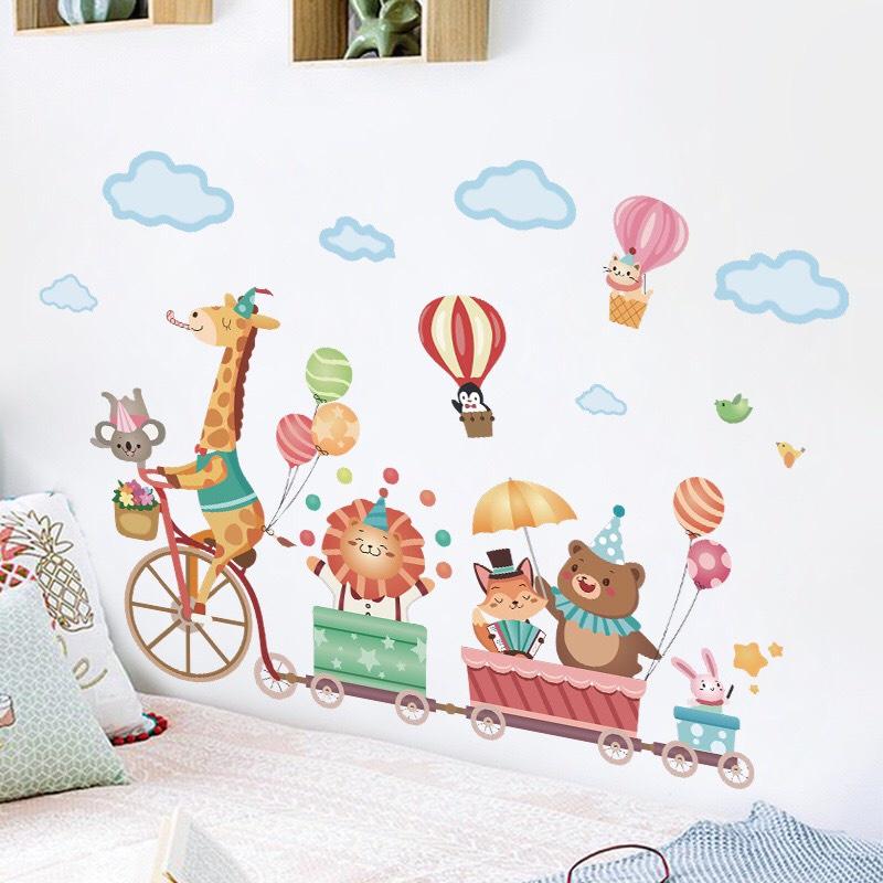 Decal trang trí tường - Hươu cao cổ đạp xe kéo bạn thú