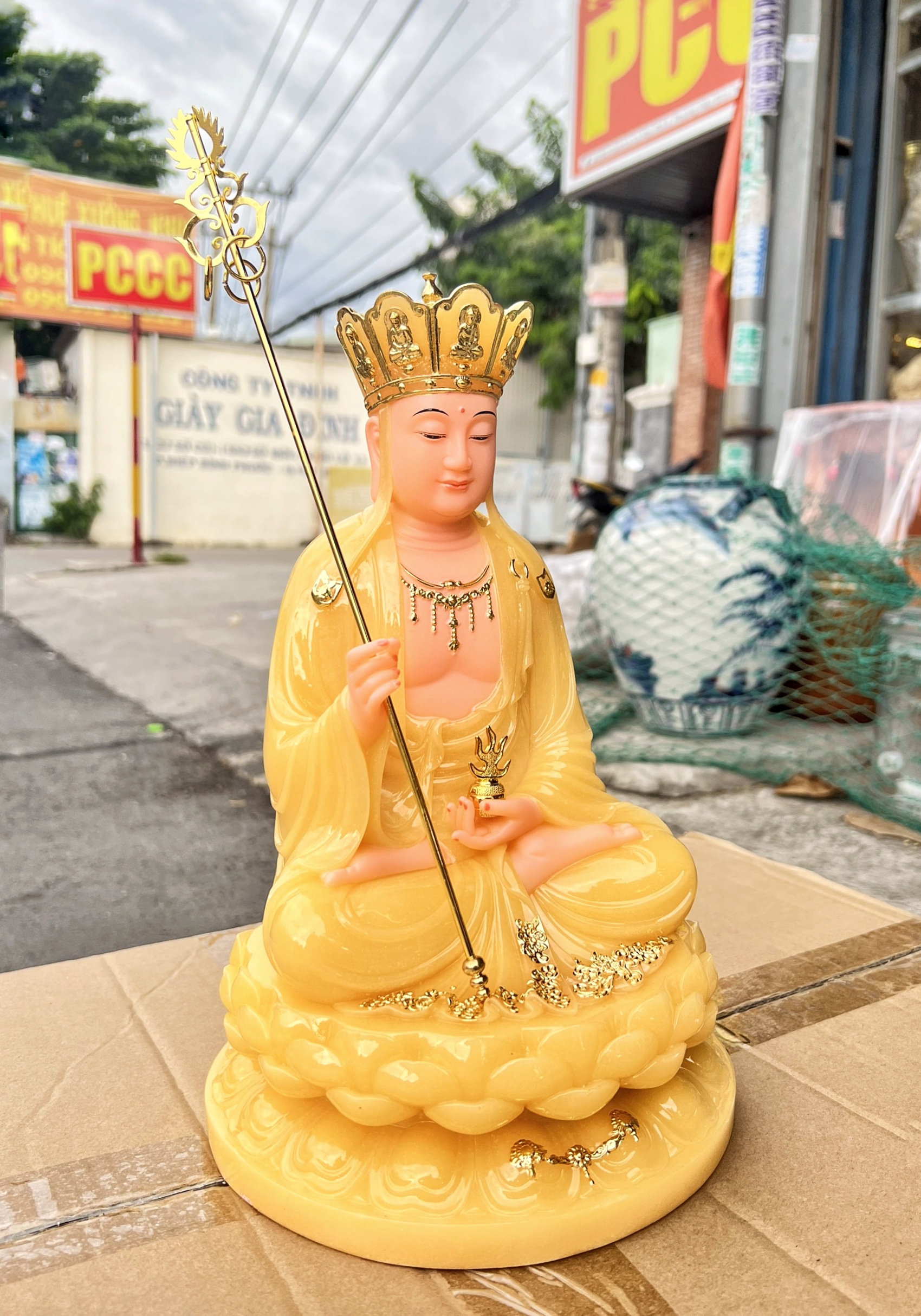 Tượng Địa Tạng Vương Bồ Tát ngồi trên đài sen bằng đá nhập khẩu cao cấp cao 31cm– màu vàng thạch anh