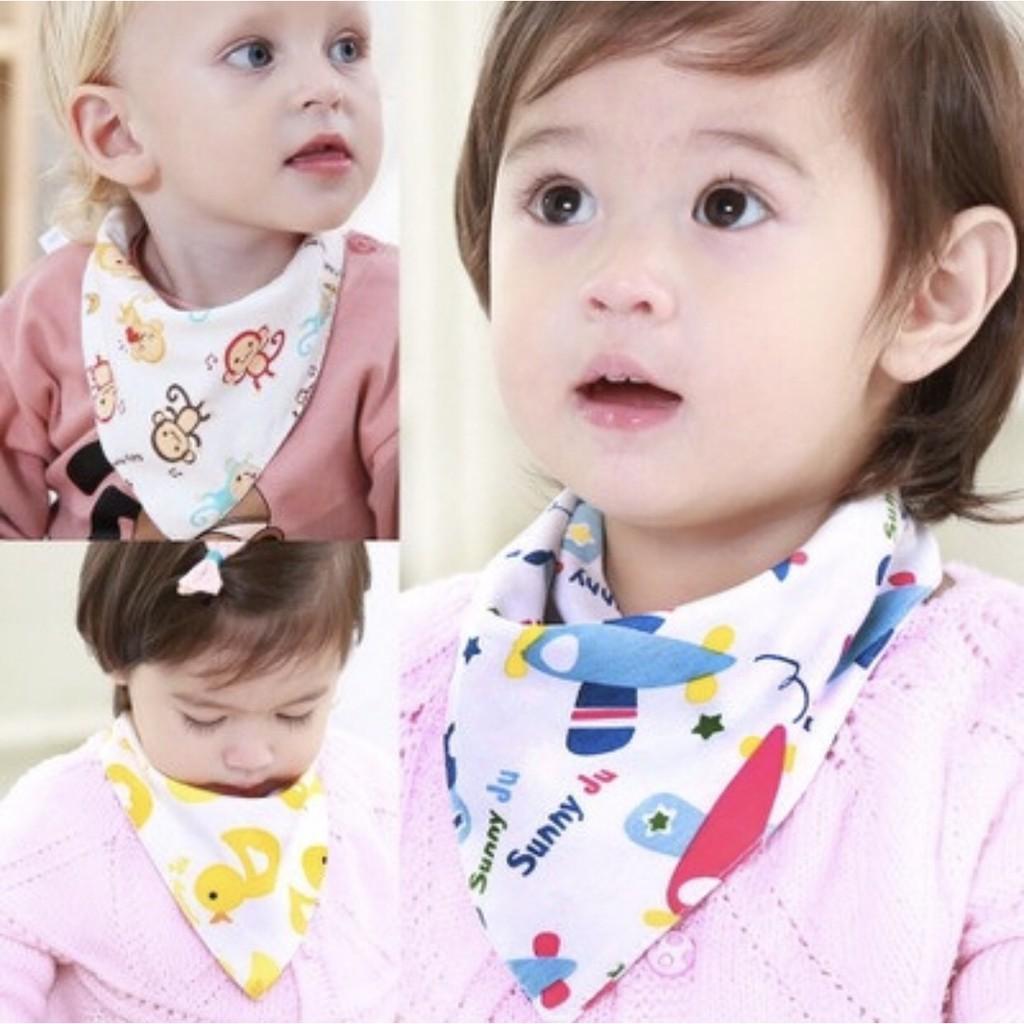 Khăn yếm tam giác 2 lớp cho bé chất liệu cotton mềm, có cúc bấm tiện lợi, nhiều họa tiết đáng yêu