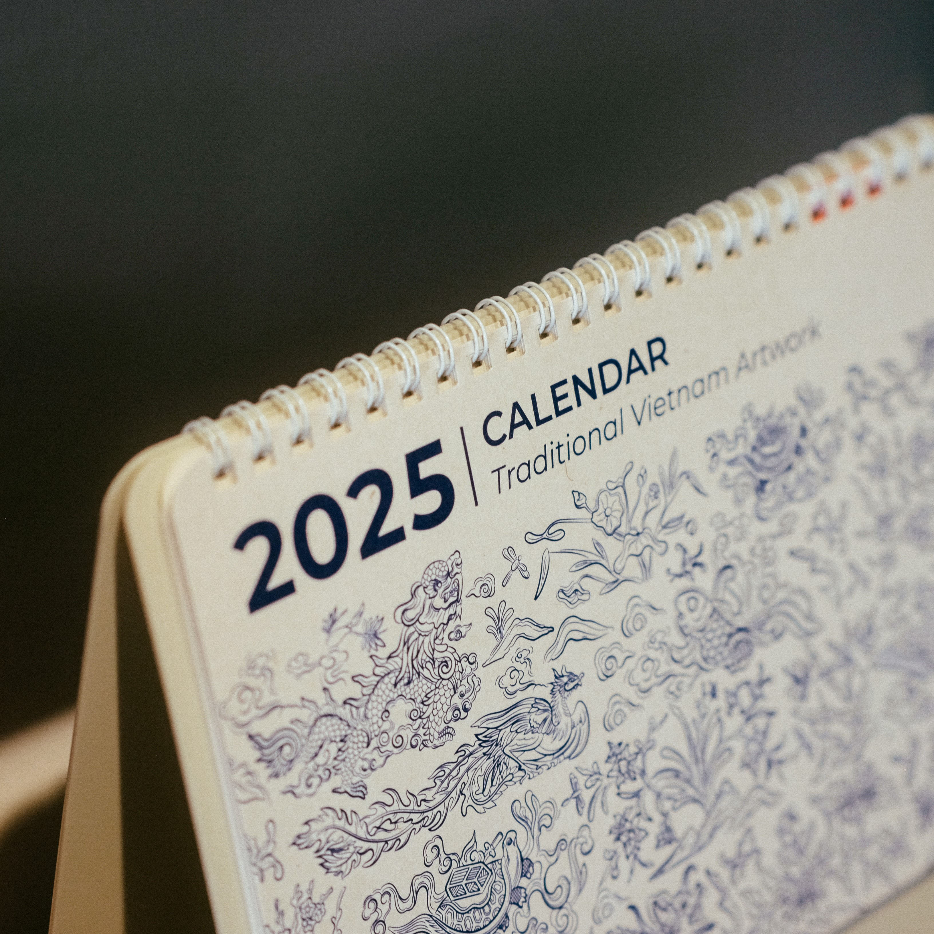 Lịch để bàn 2025 AO+ phiên bản giới hạn có lịch âm họa tiết hoa văn vốn cổ AA525