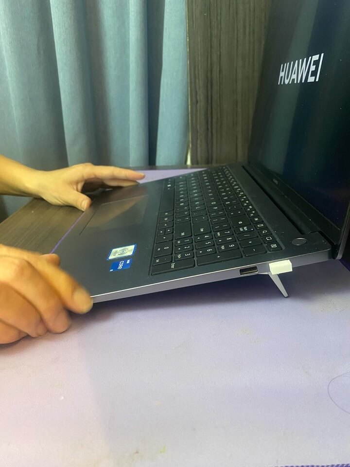 Bộ Đế Kê Laptop Tản Nhiệt Mini Kim Loại Kẽm Cao Cấp Gấp Gọn Giá Đỡ Macbook 2 Chân Keo Dán Siêu Dính - Hàng nhập khẩu