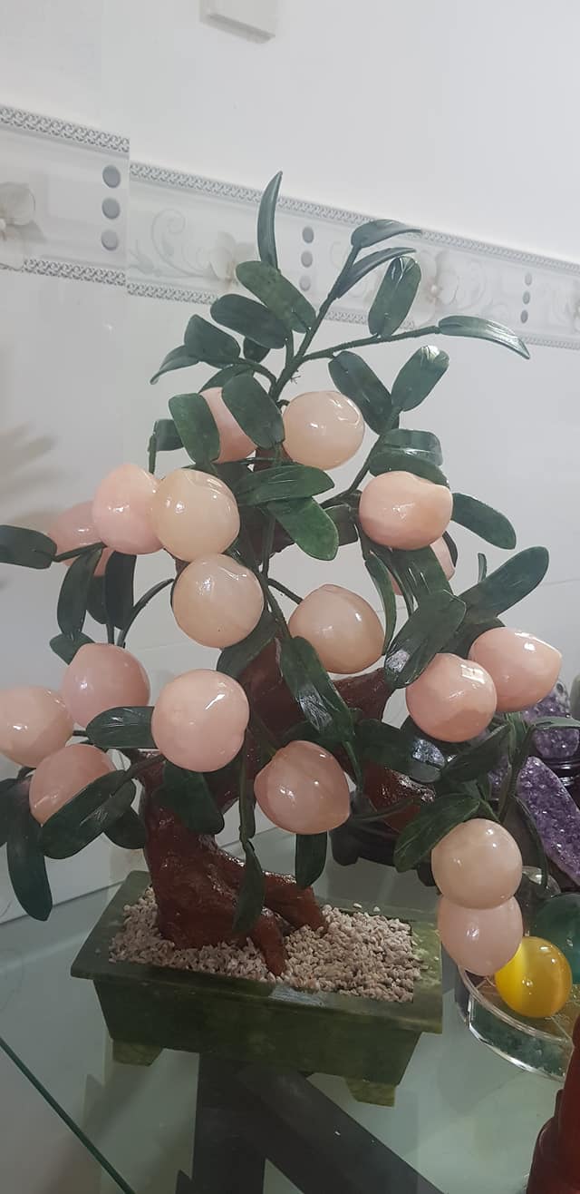 Cây đào đá thạch anh hồng tự nhiên 18 quả to đẹp lắm ạ Kích thước cao 55cm x ngang 42cm x sâu 20cm Anh Chị trưng phòng khách nhà, công ty biểu tượng sự sung túc giàu sang phú quý ạ