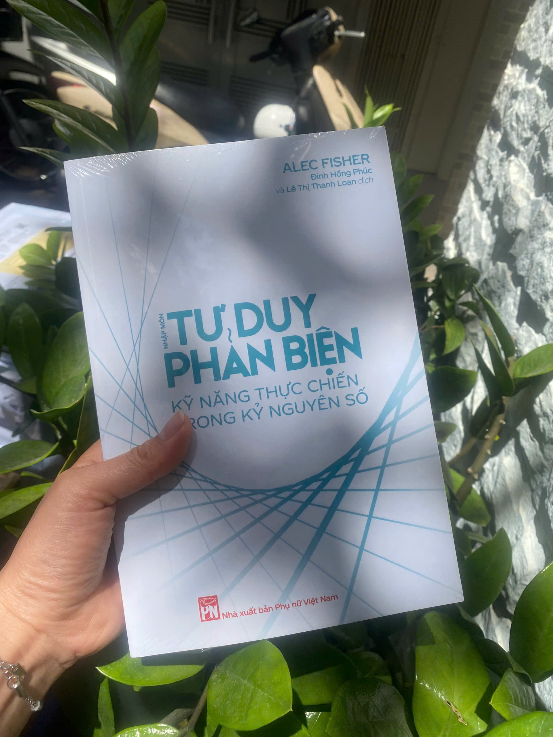 Sách - Tư Duy Phản Biện - Kỹ Năng Thực Chiến Trong Kỷ Nguyên Số (PN)