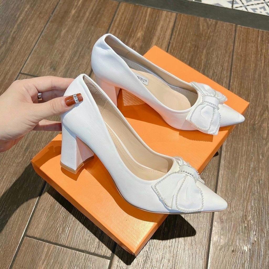 Giày cao gót mũi nhọn nơ viền hạt gót trụ vuông - 7P