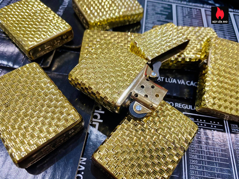 Bật Lửa Zippo vỏ dày Armor đồng vàng phay CNC 360° vân sọc vuông – họa tiết 5 mặt