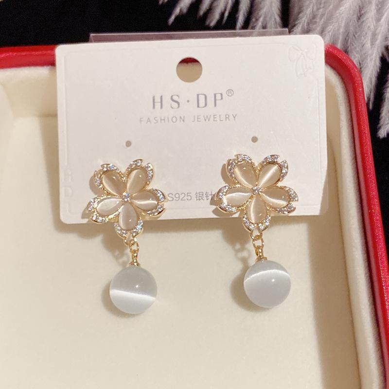 Khuyên tai hoa opal năm cánh bô viền