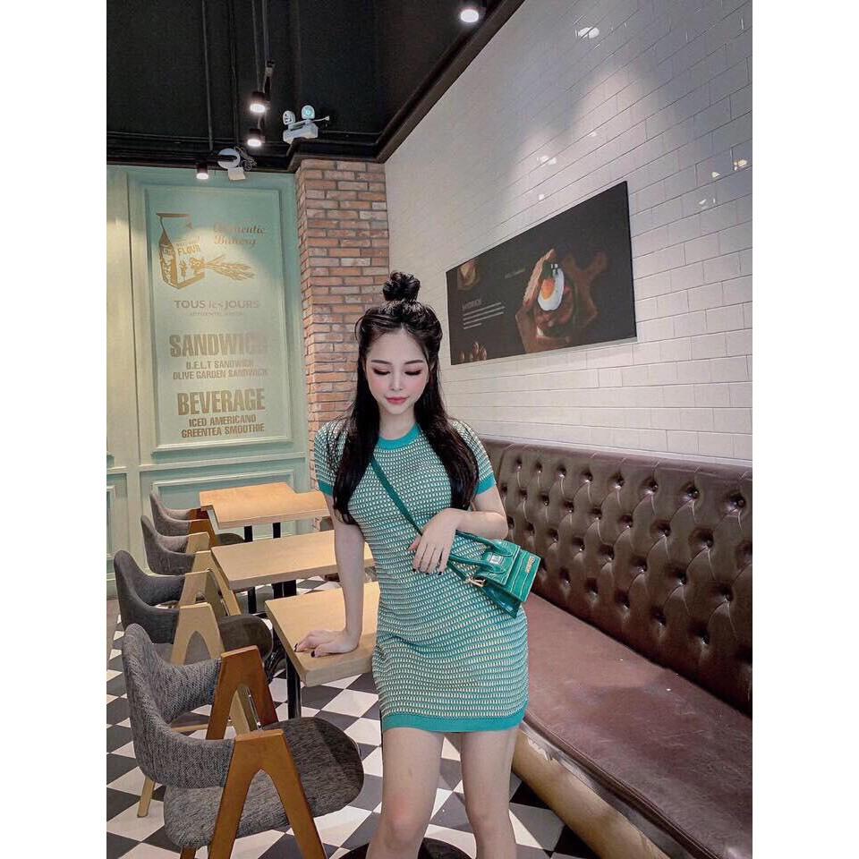 Đầm body sọc lạ mắt