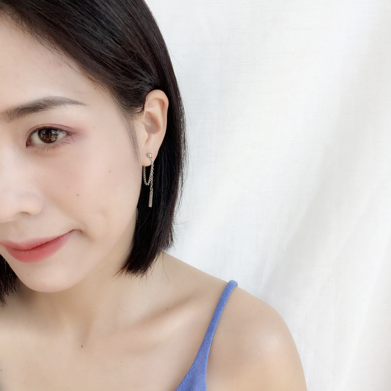 Đôi hoa tai thanh nổi hot trend cho các nàng