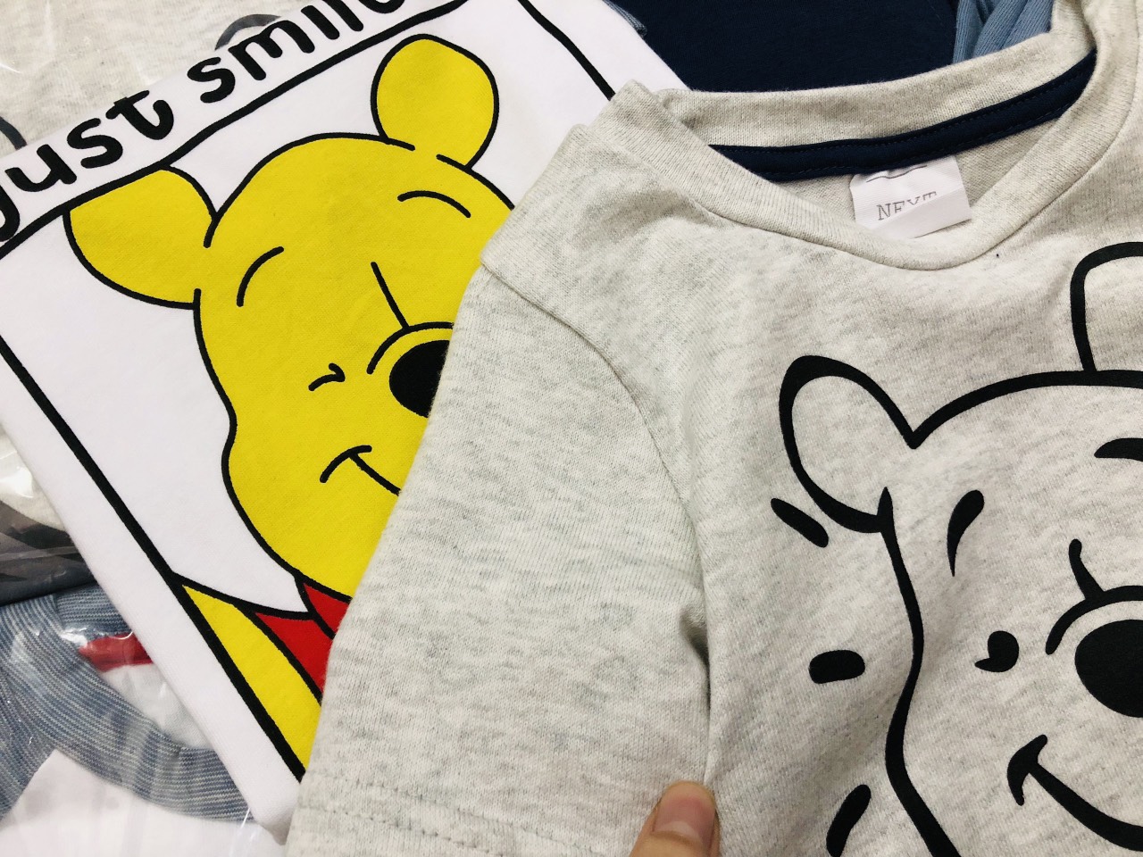 Set 2 bộ Pooh Next cho bé trai rất đẹp, chất cotton mềm mịn mặc rất thích. Hình in sắc nét, Size : 2-8 tuổi