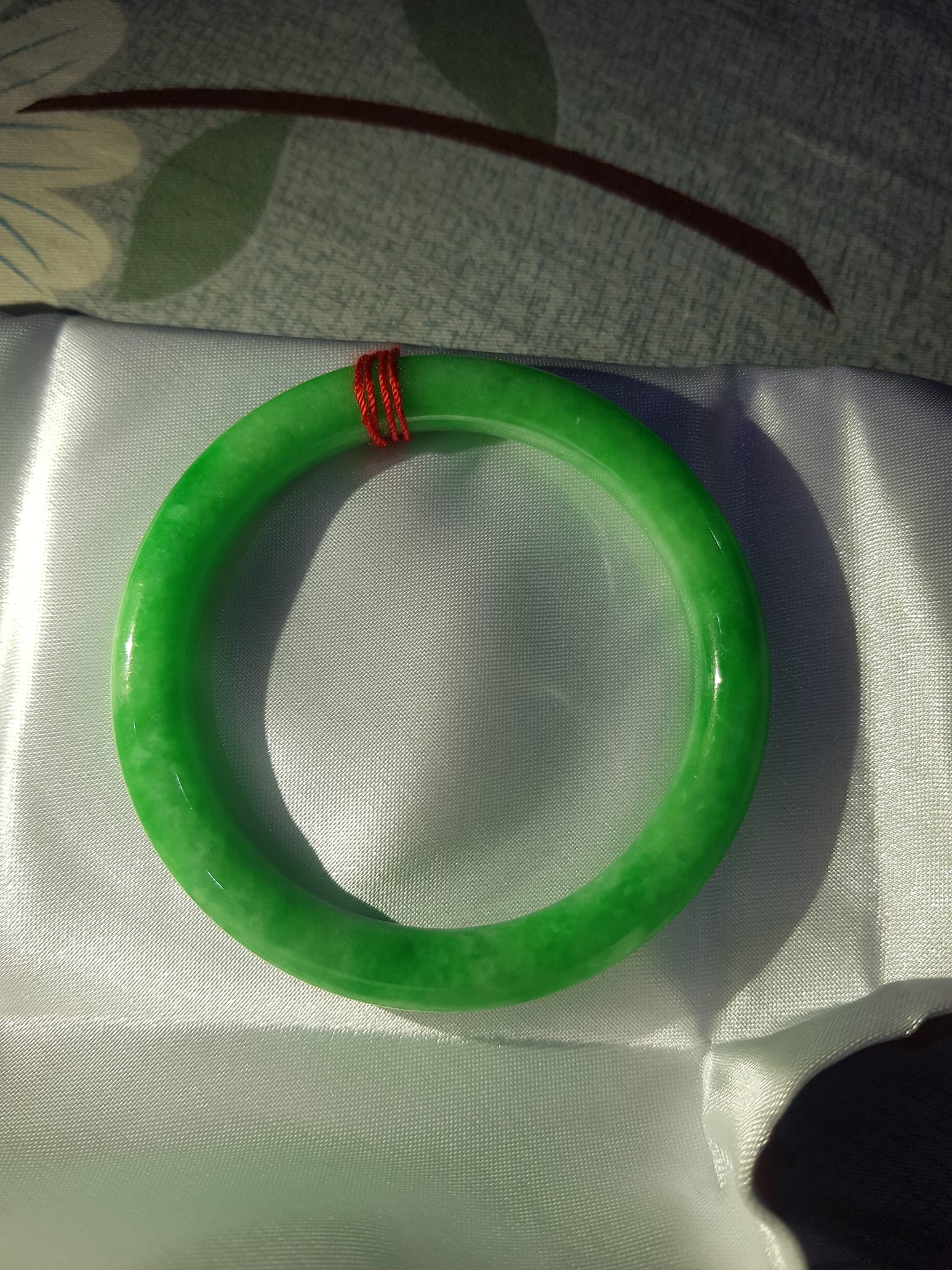 Vòng cẩm thạch Đậu Lý 52mm x dầy 8mm Màu xanh lá bông đậu nữ mệnh Mộc mệnh Hỏa Nặng 52kg - 57kg đeo ạ
