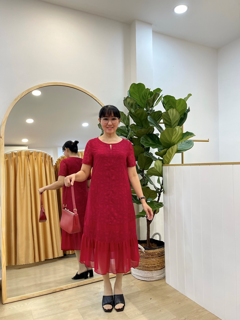Đầm suông trung niên cao cấp iDiva D14-65, chất liệu lụa mềm mại, dáng suông bigsize phù hợp u50 dự tiệc sang trọng