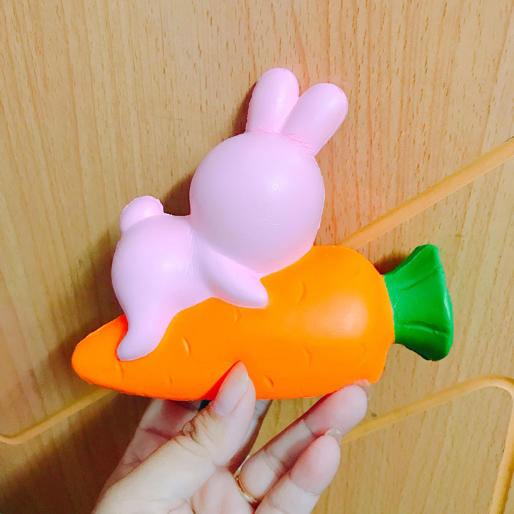 Squishy thỏ ôm carrot quà tặng cho bé