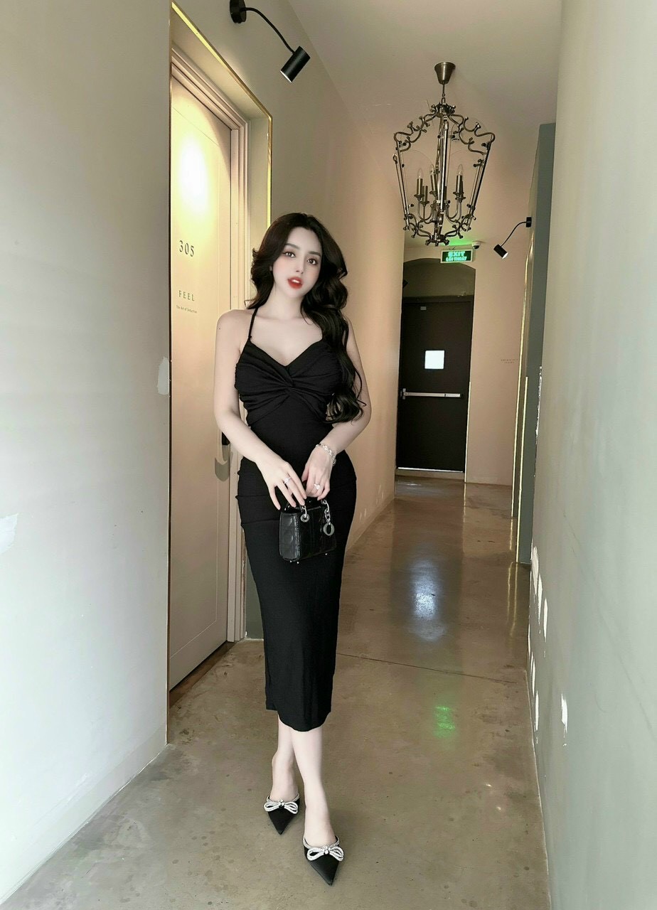 Đầm body xoắn ngực
