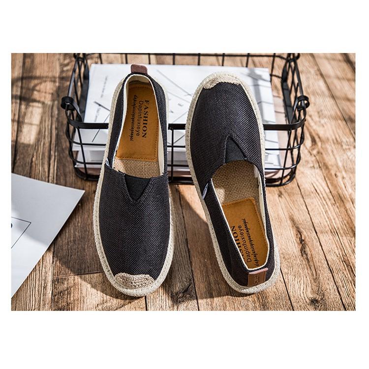 Slip on nam: Chào mừng đến với một thế giới giày slip on nam đa dạng và thời trang. Từ những kiểu dáng đơn giản đến những mẫu với họa tiết phóng khoáng, đây chắc chắn là giày làm cho tất cả những ai yêu thích thời trang nam mê mẩn.