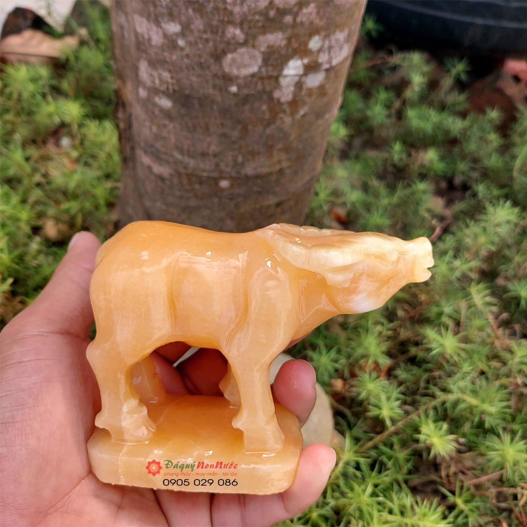 Tượng trâu đá tuổi tuất 12 con giáp phong thủy đá ngọc hoàng long 10cm đá Non Nước