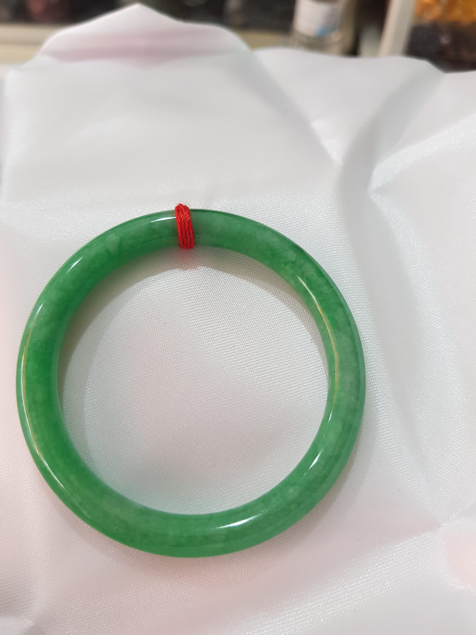 Vòng Tay Đá Cẩm Thạch Đậu 50mm x 7mm đẹp Màu Xanh Ngọc Đậu đều đẹp Hợp mệnh Hỏa Mộc Thủy Nữ cân nặng 50kg - 55kg đeo đẹp ạ