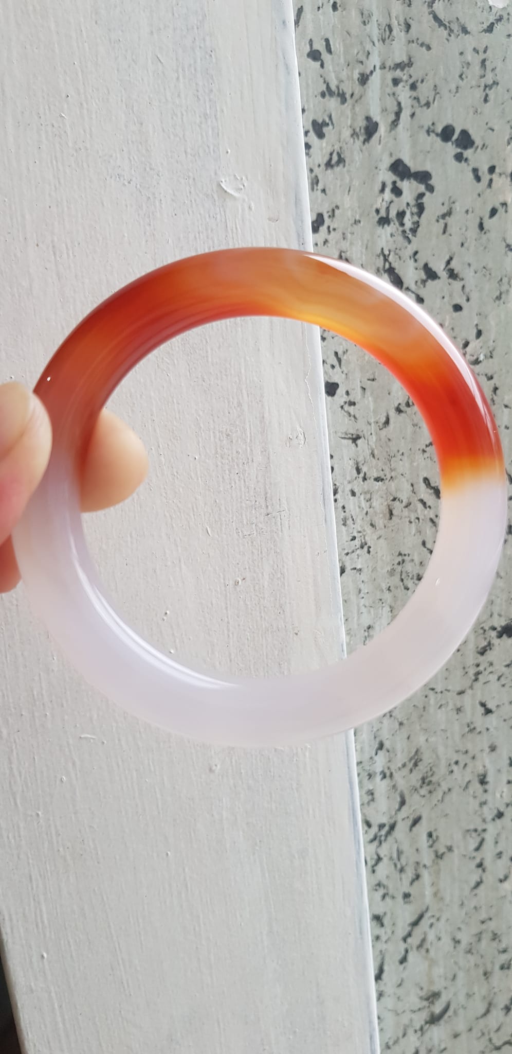 Vòng tay đá mã não Đỏ đậm Trắng Ni 56mm x cọng to 10mm Màu đỏ đậm trắng bóng 1 bên đẹp ạ Nữ 55kg - 63kg đeo xinh tay đẹp ạ