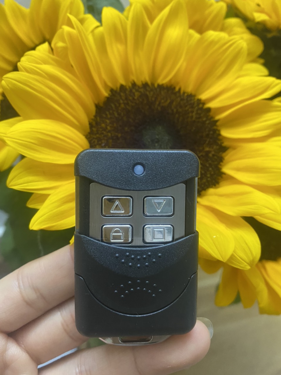 Điều khiển cửa cuốn mã gạt tần số 433 mhz