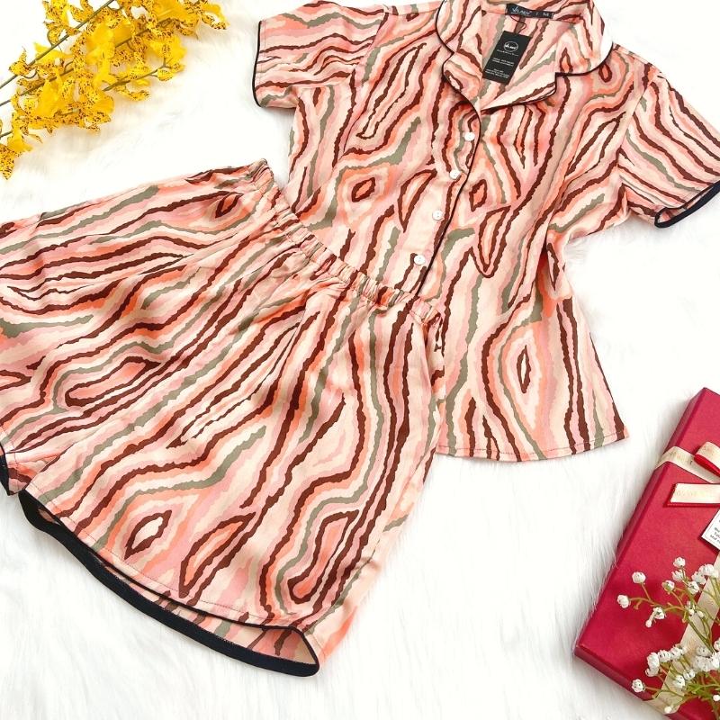 Đồ bộ Pyjama lụa, đồ mặc nhà nữ VILADY - B135 kiểu quần đùi tay cộc họa tiết vằn nâu siêu dễ thương, chất liệu lụa Pháp