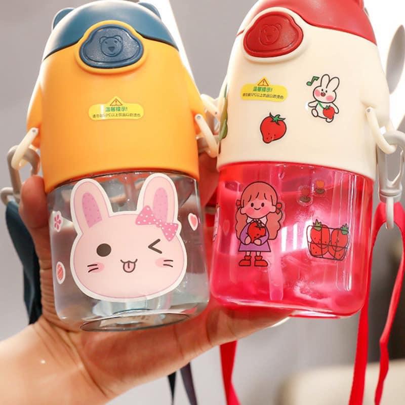 Bình Đựng Nước Ngộ Nghĩnh 650ML Tích Hợp Ống Hút Có Quai Đeo Tặng Kèm Sticker Đáng Yêu